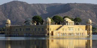 Джал-Махал: загадка індійського палацу, що «плаває» в озері