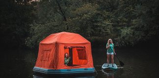 Этот надувной плот-палатка — мечта каждого туриста!
