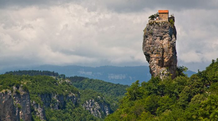Стовп Кацхі: одна з найбільш незвичайних церков у світі