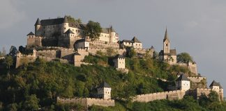 Замок Хохостервиц: непокоренная крепость на доломитовой скале