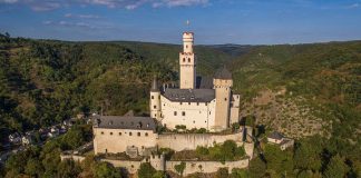 Браубах та замок Марксбург: древнє місто троянд та вина в долині Рейну