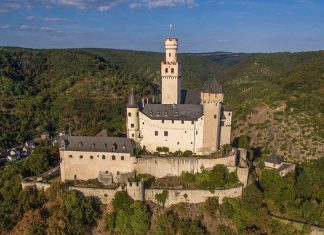 Браубах та замок Марксбург: древнє місто троянд та вина в долині Рейну