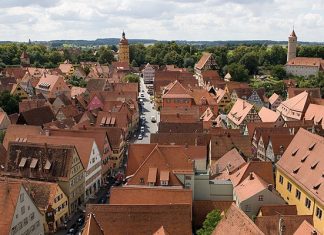 Дінкельсбюль: традиційне старовинне містечко на кордоні Баварії та Баден-Вюртемберга