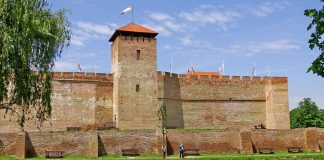 Замки та фортеці Угорщини: 14 найбільш цікавих та вражаючих місць