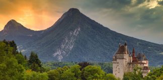 Замок Ментон-Сен-Бернар: секретное место с тысячелетней историей