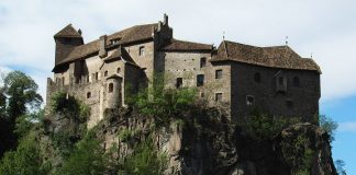 Замок Рункельштайн: дух Середньовіччя в італійських Альпах