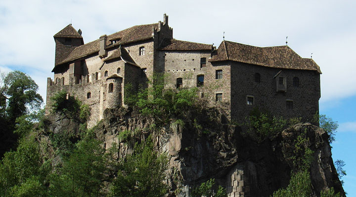 Замок Рункельштайн: дух Середньовіччя в італійських Альпах