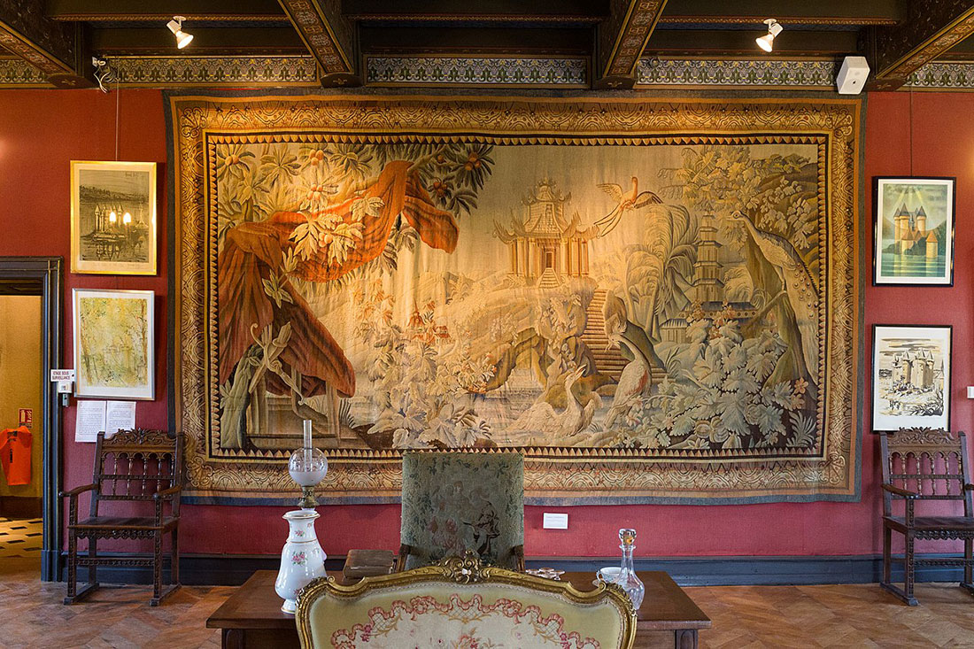 Настінний килим мануфактури Обюссона в салоні замку Валь