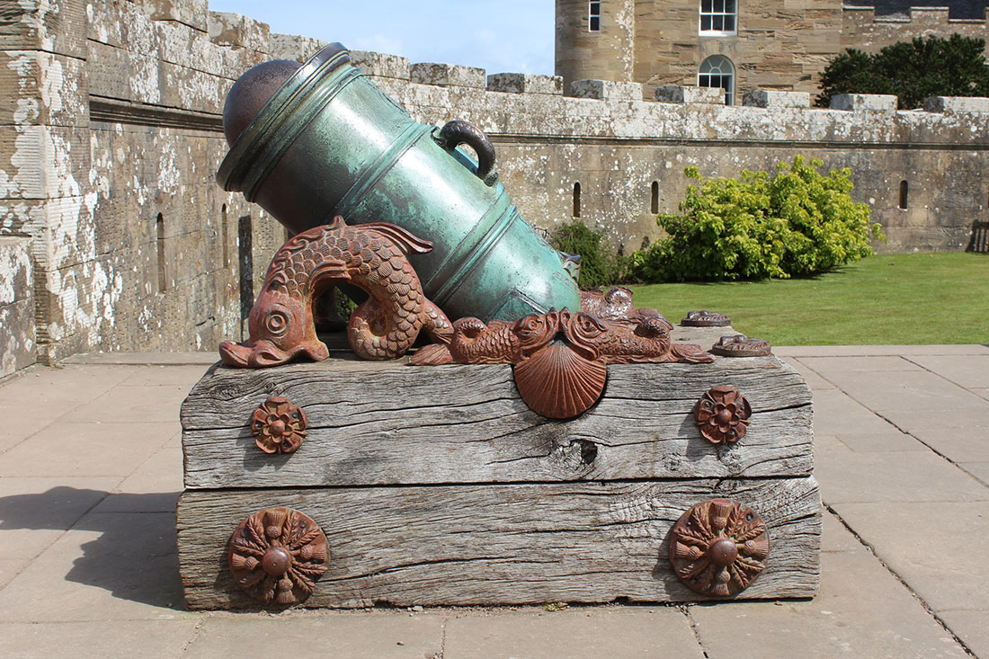 Історична гармата в замку Куллін