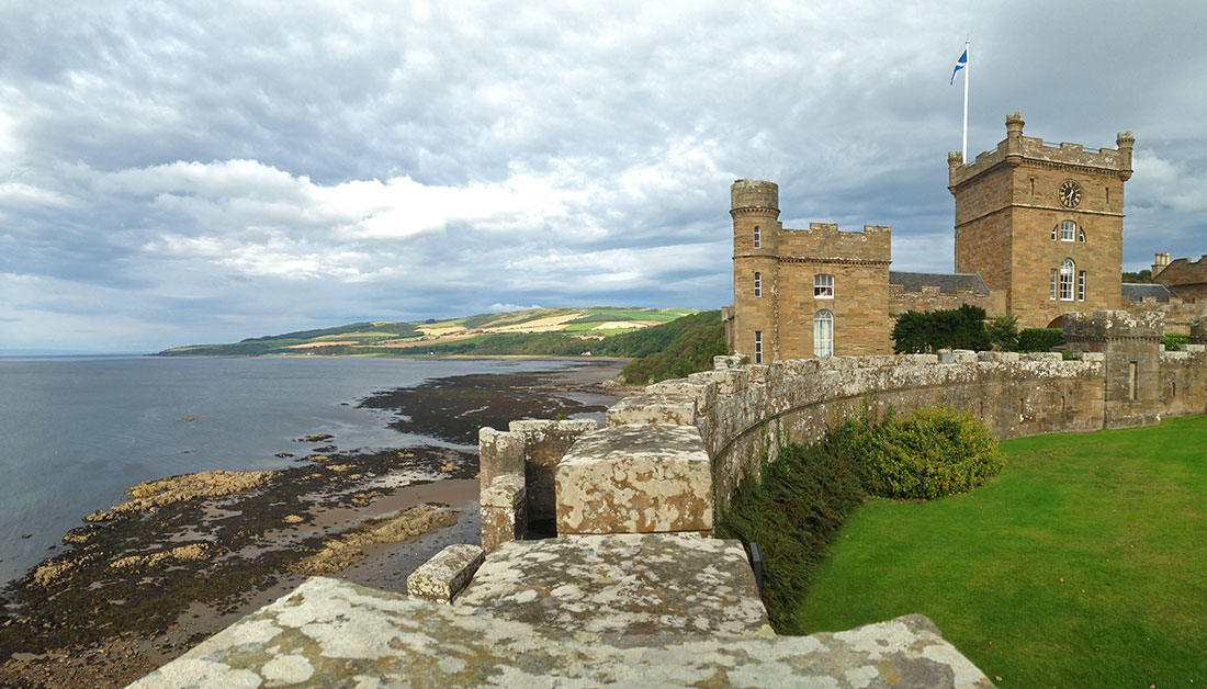 Вид на навколишній краєвид з двору годинникової вежі замку Куллін