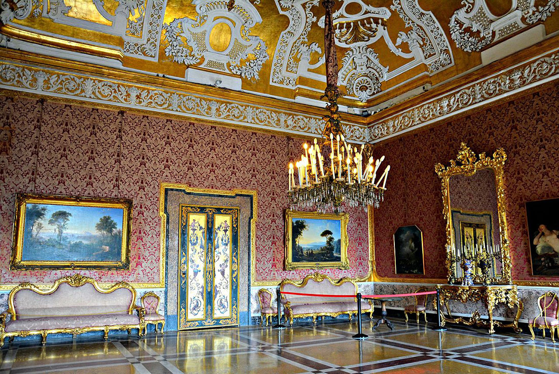 Інтер’єр Королівського палацу в Неаполі