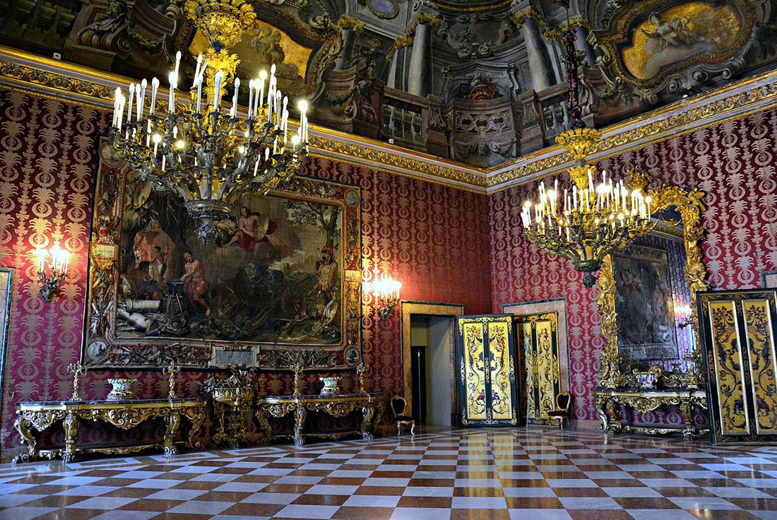 Інтер’єр Королівського палацу в Неаполі