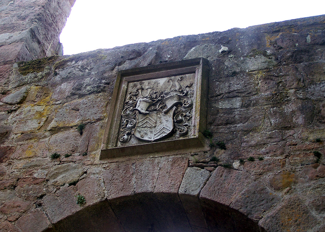 Герб сім’ї Берлепш на стіні замку