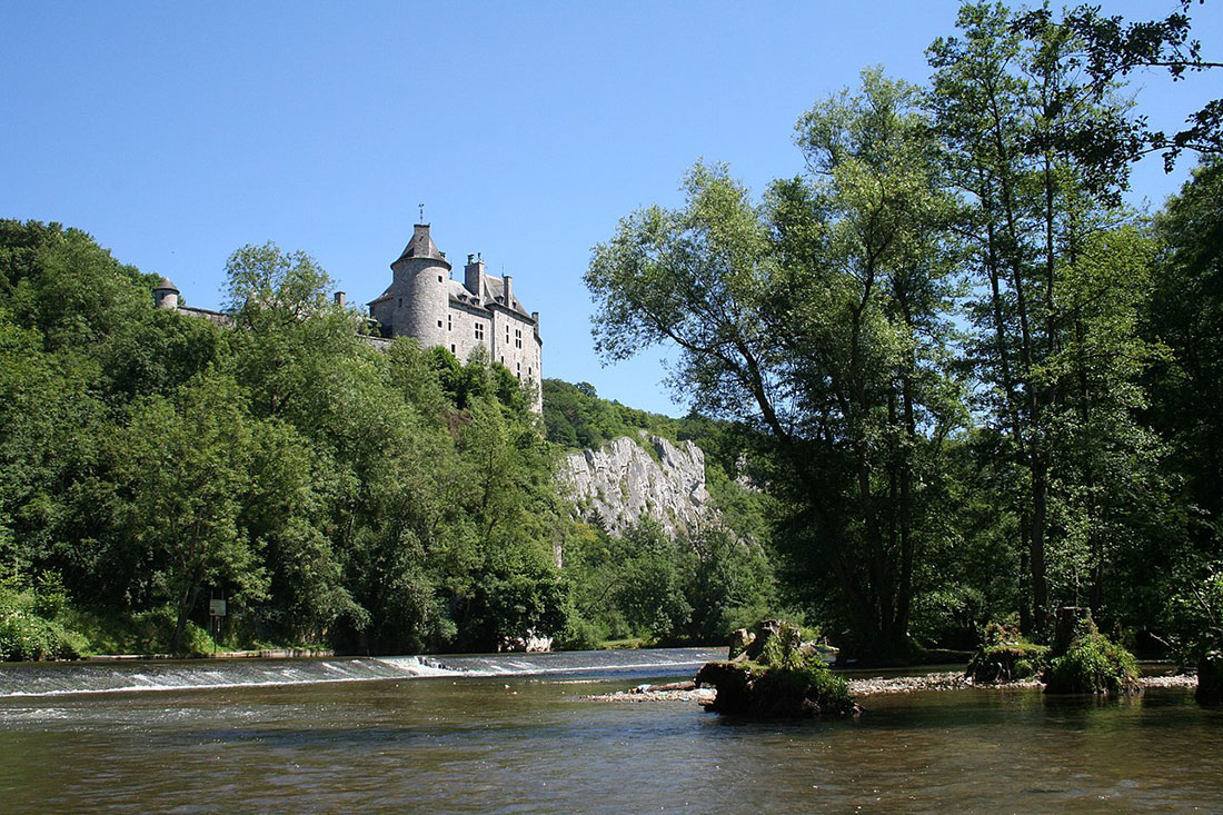 Вигляд замку Вальзен з річки Лес