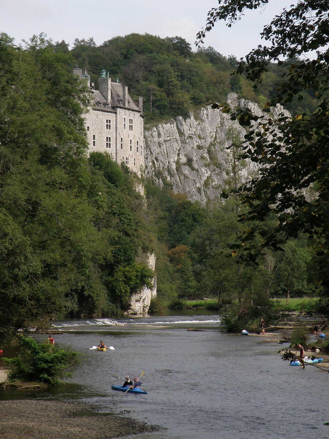 Вид на замок Вальзен та річку Лес