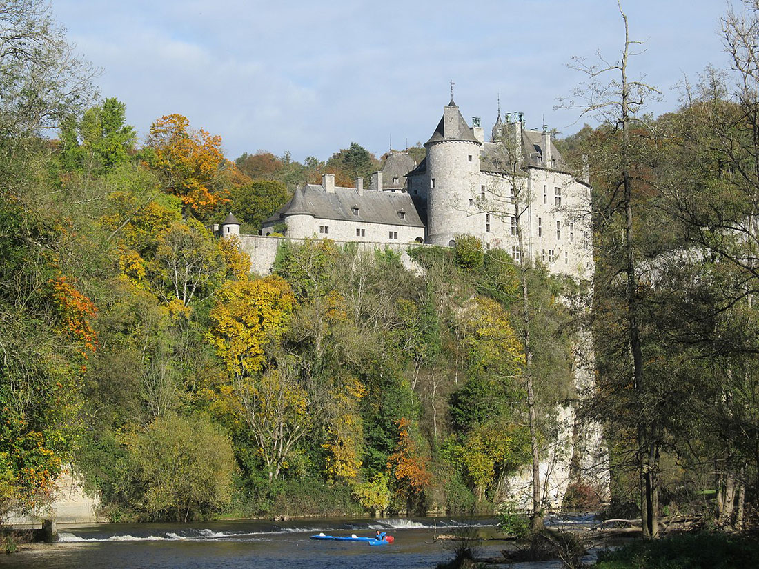 Вигляд замку Вальзен з річки Лес