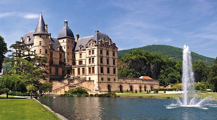 Замок Візій: дивовижне поєднання культурної спадщини та природної краси