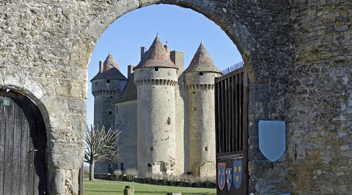Замок Сарзе: один з найнезвичайніших замків Франції