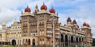 Майсурський палац: один з найпрекрасніших та найбільших палаців в Індії