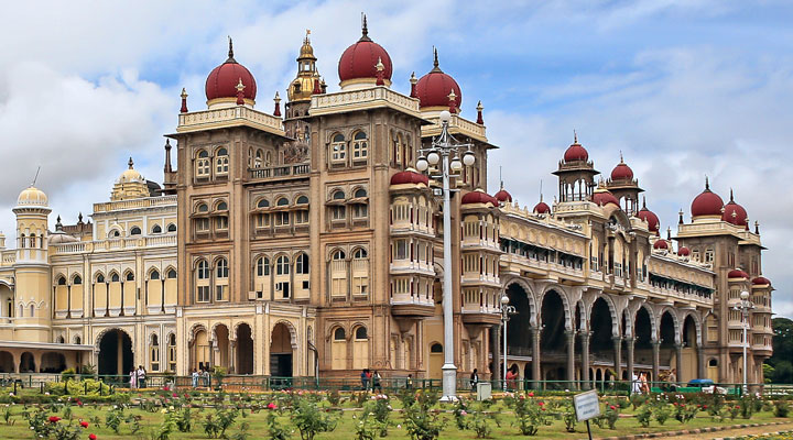 Майсурський палац: один з найпрекрасніших та найбільших палаців в Індії
