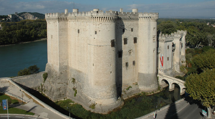 Замок Тараскон: один з найкрасивіших середньовічних замків Європи